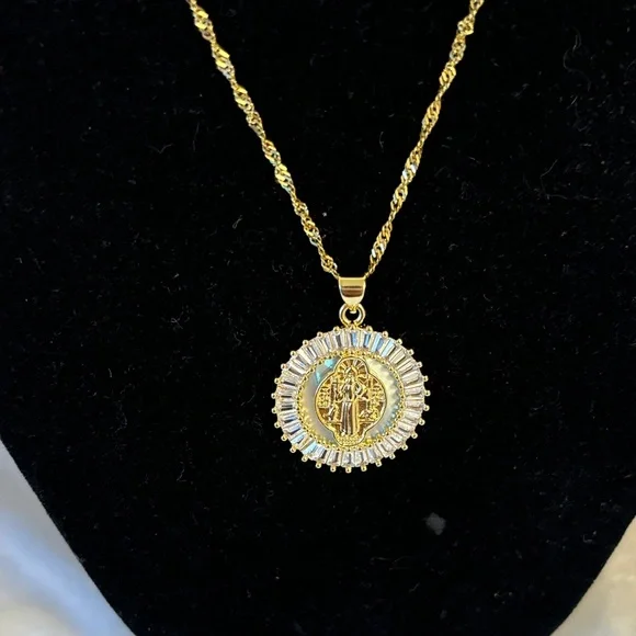 Elegant Gold and Silver Pendant Necklace - Picture 2 of 6